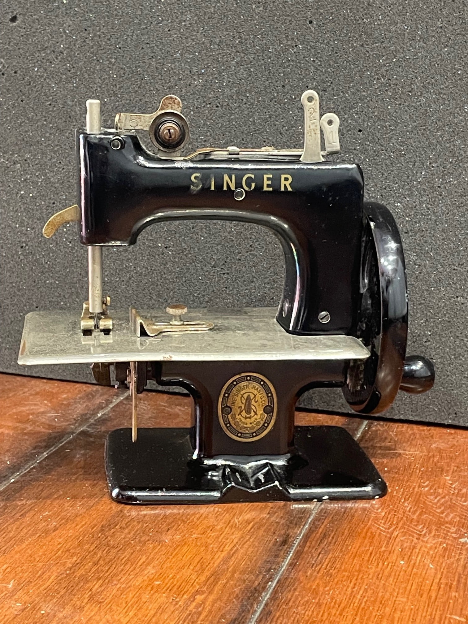 VINTAGE MINI CHILDS SINGER SEWING MACHINE SALESMAN SAMPLE -Working- An outstanding antique (1 of 7)