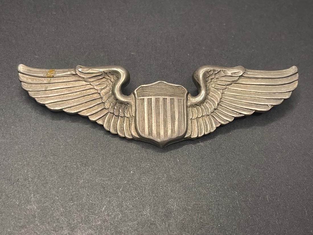 1945 WWII US ARMY AIR FORCE PILOT WINGS-AMCRAFT ATTLEBORO MASS 925 STERLING Crafted in sterling: 1945 WWII US ARMY AIR FORCE PILOT WINGS-AMCRAFT ATTLEBORO MASS 925 STERLING Crafted in sterling silver, these period WWII pilot wings have a wonderful patina and are un-issued. DETAIL: - Marked: AMCRA