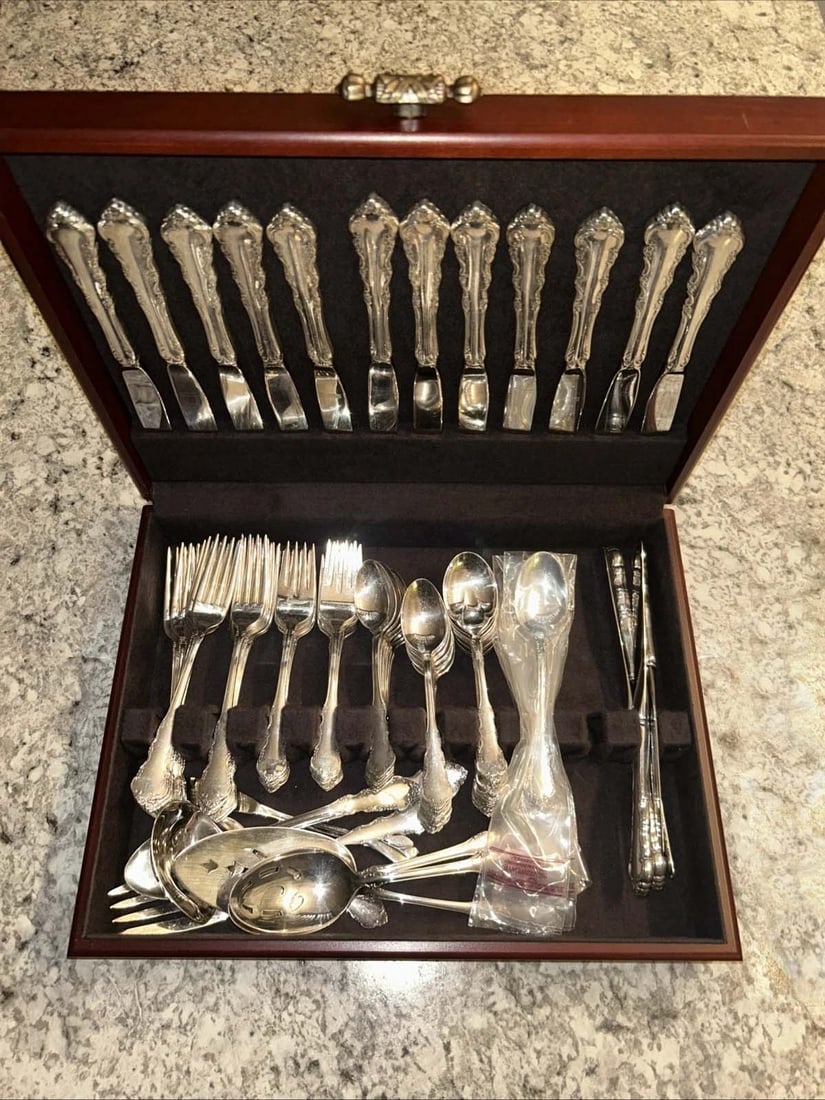 REED & BARTON DRESDEN ROSE SERVICE FOR 12, 67 PIECE FLATWARE SET (SILVERPLATE, 1953) Reed &: REED & BARTON DRESDEN ROSE SERVICE FOR 12, 67 PIECE FLATWARE SET (SILVERPLATE, 1953) Reed & Barton Dresden Rose is a popular mid-century silverplate pattern introduced in 1953, featuring an ornate flo