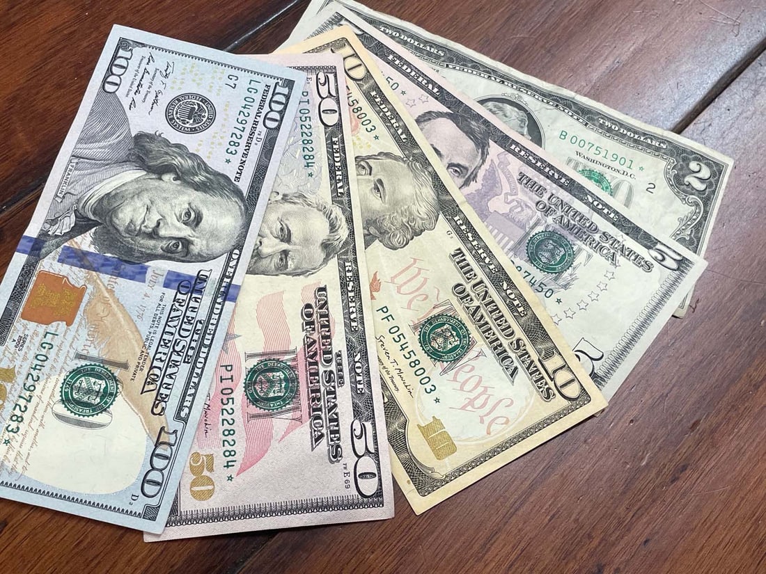 B>FEDERAL RESERVE $100 $50 $10 $5 and $2 DOLLAR STAR NOTES This lot is offering (5) five US: B>FEDERAL RESERVE $100 $50 $10 $5 and $2 DOLLAR STAR NOTES This lot is offering (5) five US Federal Reserve Star Notes. - Other Notes: Kotler's Auction Gallery can arrange shipping for this item.