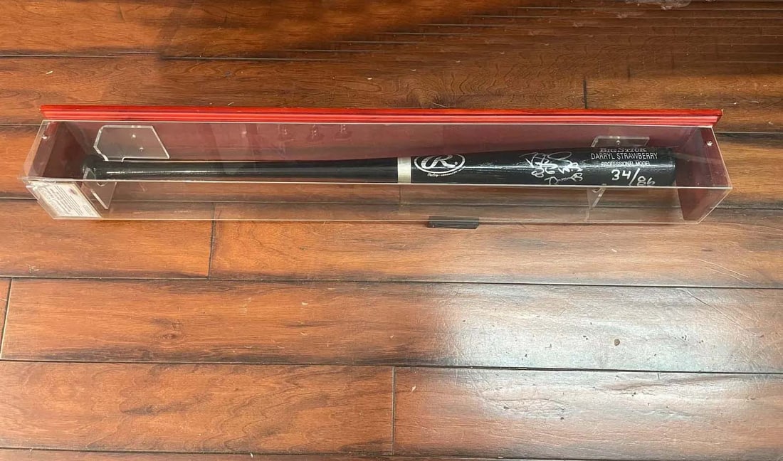DARRYL STRAWBERRY 86 WS CHAMPS AUTOGRAPHED SIGNED RAWLINGS BIG STICK BLACK MLB BAT 34/86 W/ COA: DARRYL STRAWBERRY 86 WS CHAMPS AUTOGRAPHED SIGNED RAWLINGS BIG STICK BLACK MLB BAT 34/86 W/ COA professionally cased. SIZE: 39 In. x 5 In. x 5 In. (case size). - Other Notes: Kotler's Auction Gallery 