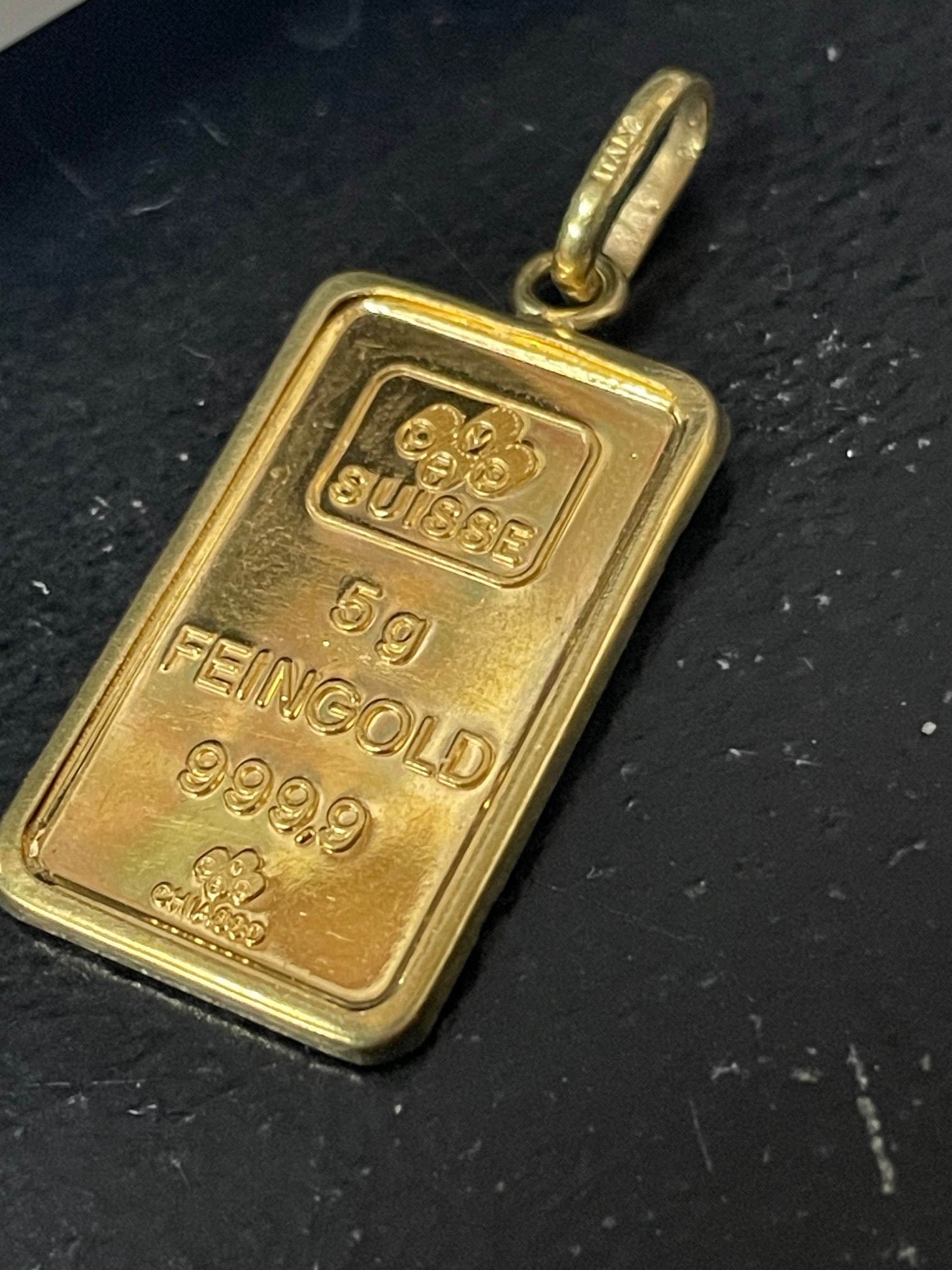 5 GRAM CREDIT SUISSE .9999 FEINGOLD PURE GOLD BULLION BAR in 18Kt PENDANT BEZEL DETAILS: - SIZE:: 5 GRAM CREDIT SUISSE .9999 FEINGOLD PURE GOLD BULLION BAR in 18Kt PENDANT BEZEL DETAILS: - SIZE: 1-1/4 In. Height (with bale) x 1/2 In. Width. - WEIGHT: 6.0 Grams. - Other Notes: Kotler's Auction Gall