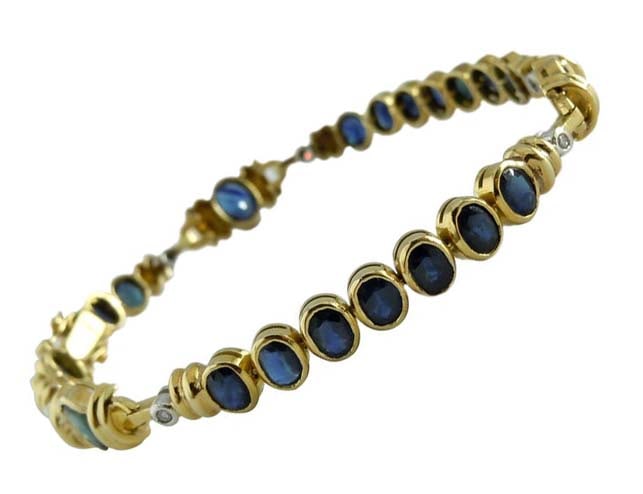 DIAMOND SAPPHIRE 18K YELLOW GOLD FANCY TENNIS BRACELET A Stunning Vintage 18K Yellow Gold Diamond: DIAMOND SAPPHIRE 18K YELLOW GOLD FANCY TENNIS BRACELET A Stunning Vintage 18K Yellow Gold Diamond & 11.19ct Blue Sapphire Tennis Bracelet, stamped '750', featuring prong set oval sapphires complemente