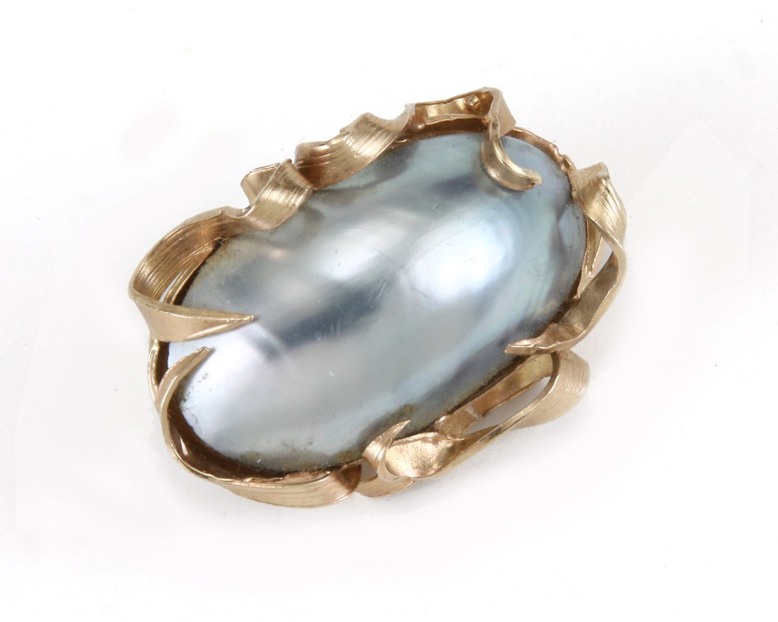 14Kt YELLOW GOLD AND MOTHER OF PEARL LADIES BROOCH, Ca. 1965 Crafted using 14kt yellow gold: (1 of 8)