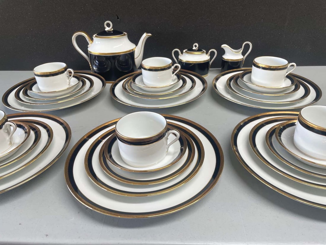 33pcs. RICHARD GINORI PALERMO BLACK ITALIAN GILT PORCELAIN Set of 6 A set of six Richard Ginori (1 of 12)