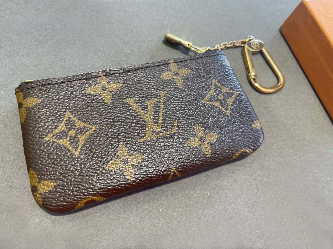LOUIS VUITTON MONOGRAM POCHETTE CLES M62650 COIN PURSE w/ Box This authentic Louis Vuitton: LOUIS VUITTON MONOGRAM POCHETTE CLES M62650 COIN PURSE w/ Box This authentic Louis Vuitton Monogram Pochette Cles Coin Purse Pouch Key Case M62650 is a must-have for any fashion-forward woman. The bea