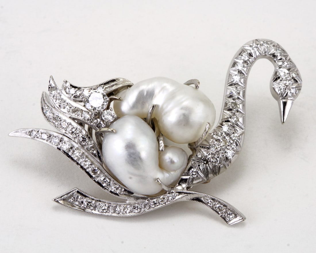 ATTRIBUTED TO VERDURA 14KT GOLD, BAROQUE CULTURED PEARL, DIAMOND, SWAN CLIP-BROOCH Two baroque (1 of 9)