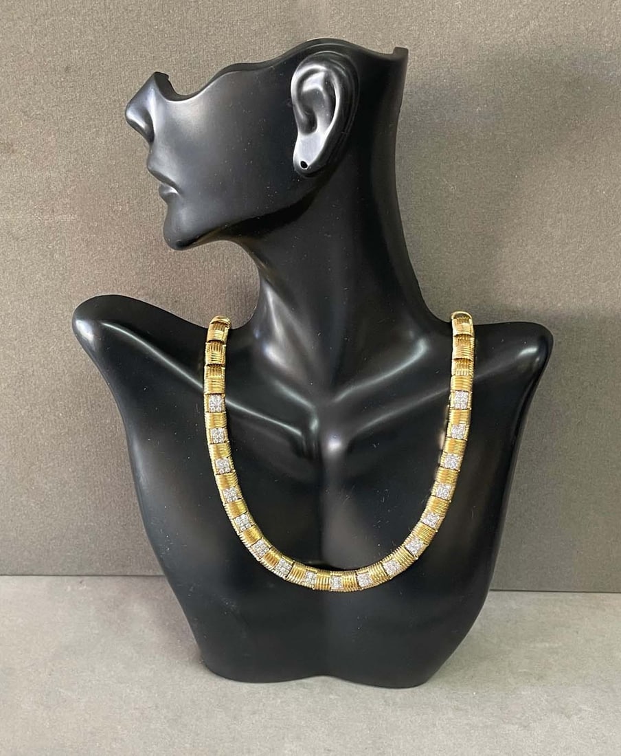 ROBERTO COIN 18K GOLD APPASSIONATA DIAMOND 18 STATION CHOKER NECKLACE 16 In. 2.43ct 73Gr.: ROBERTO COIN 18K GOLD APPASSIONATA DIAMOND 18 STATION CHOKER NECKLACE 16 In. 2.43ct 73Gr. Stamped, ''Roberto Coin 18kt Italy *1226VI''. This stunning Roberto Coin ''Appassionata'' choker necklace feat