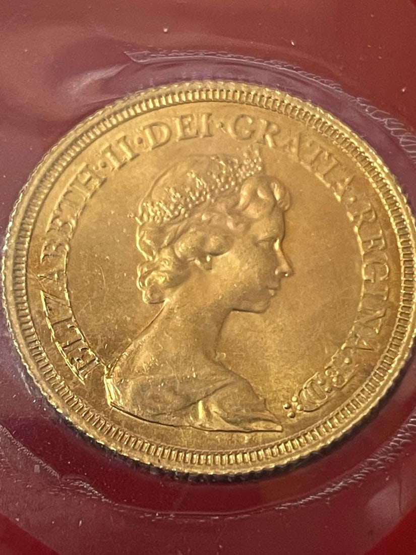 1974 GOLD SOVEREIGN COIN ELIZABETH II DECIMAL PORTRAIT DETAILS: Manufacturer: Royal Mint Weight: 1974 GOLD SOVEREIGN COIN ELIZABETH II DECIMAL PORTRAIT DETAILS: Manufacturer: Royal Mint Weight (grams): 7.98 Pure Gold content (grams): 7.3224 Fineness: 916.7 Dimensions: Diameter: 22.05 mm Other