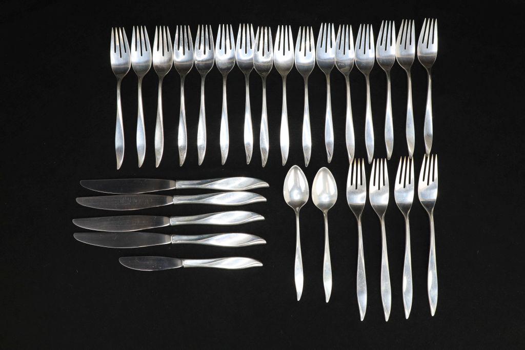 Heirloom "Vivant" Oneida 1961 Sterling Silver 27 Piece Set (1 of 8)