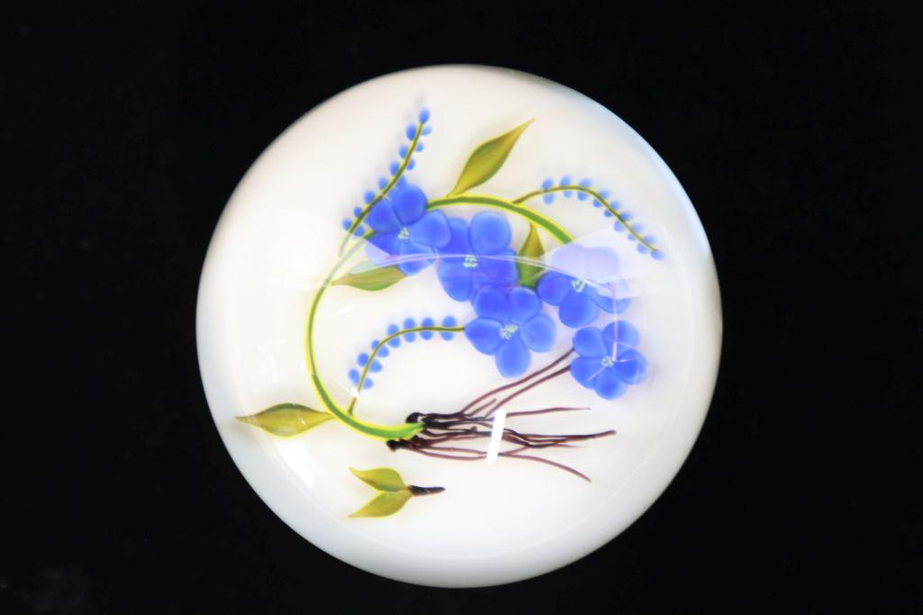 Paul Stankard Art Glass Paperweight, Forget-Me-Not Flower On White Ground, 1976 "S In Red Circle",: Paul Stankard Art Glass Paperweight, Forget-Me-Not Flower On White Ground, 1976 "S In Red Circle", 3X1.75"H, 23376 Estimate $100-500