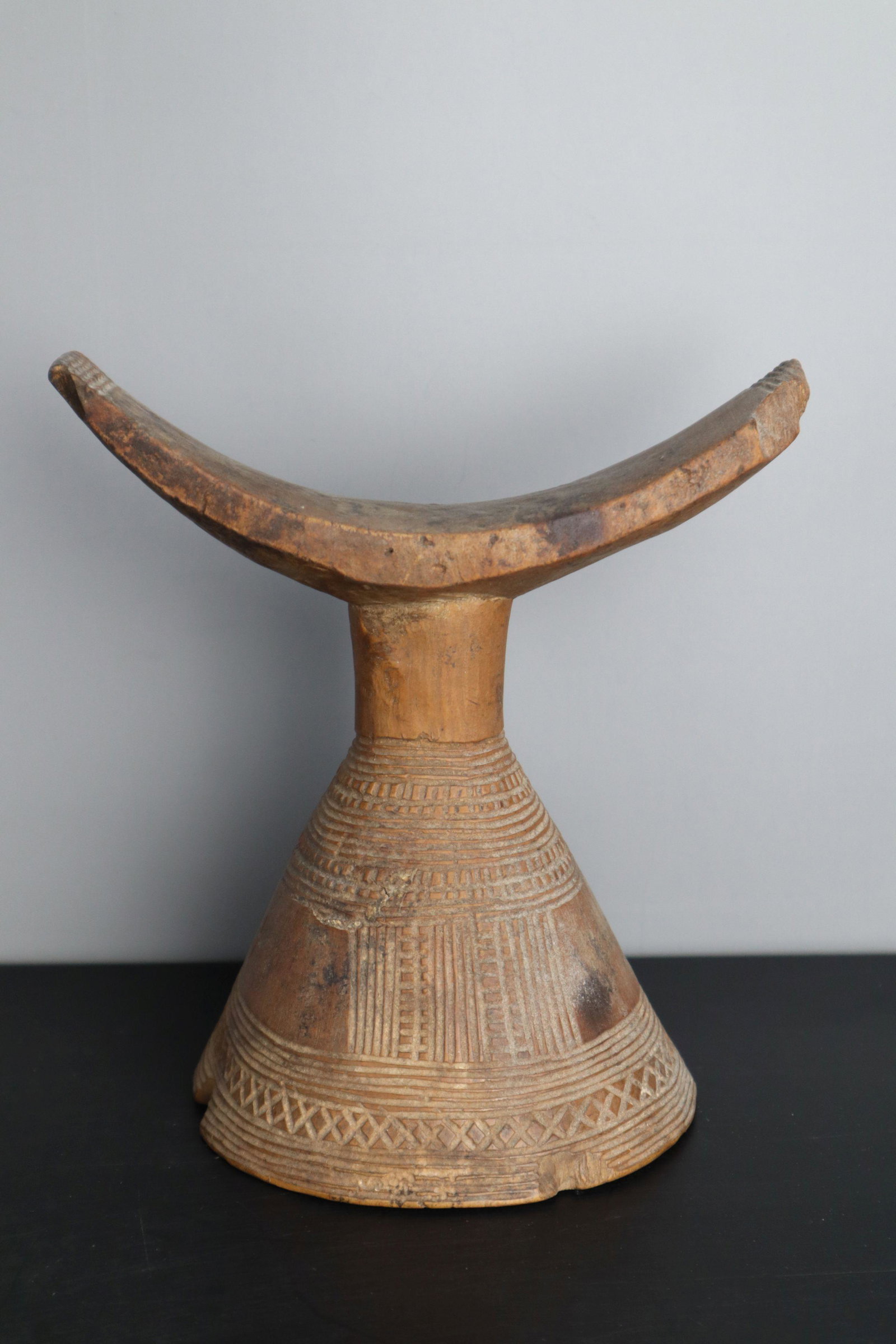 ANTIQUE HAND CARVED AFRICAN HEADREST FOLK ART TRIBAL, 6X4X6.5"H: Antique Hand Carved African Headrest Folk Art Tribal, 6X4X6.5"H