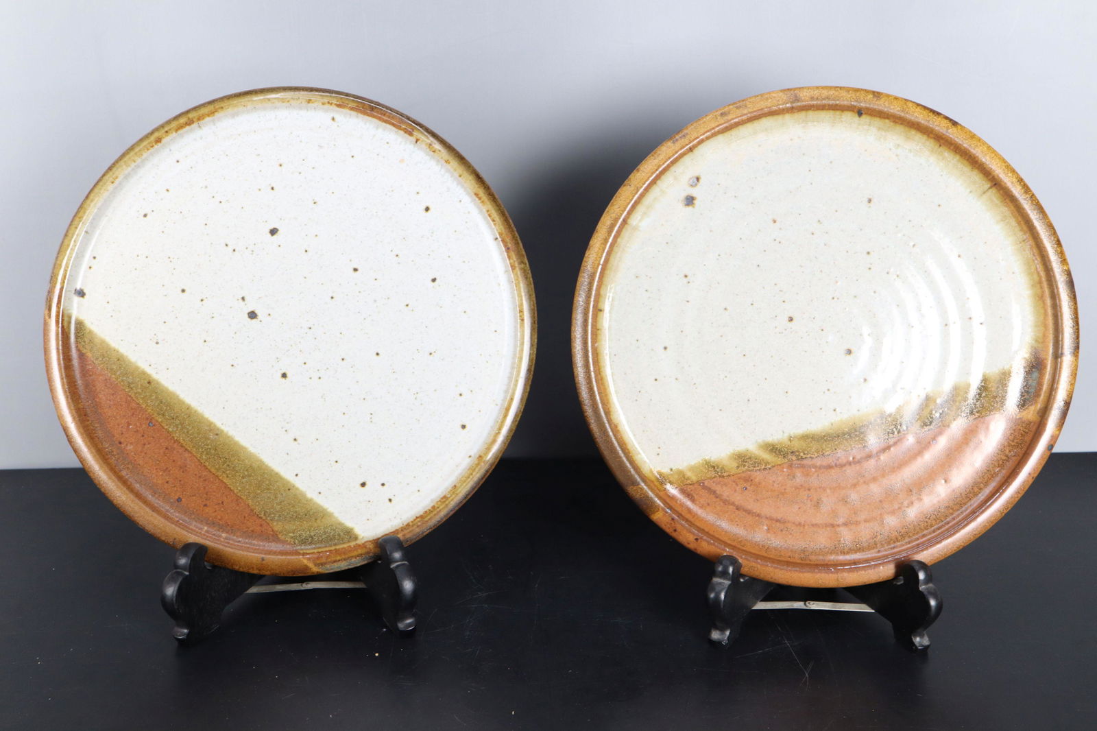 2 STONEWARE DINNER PLATES, BROWN AND GOLD GLAZE. 9-3/8X3/4"H, 4#,: 2 Stoneware Dinner Plates, Brown And Gold Glaze. 9-3/8X3/4"H, 4#,