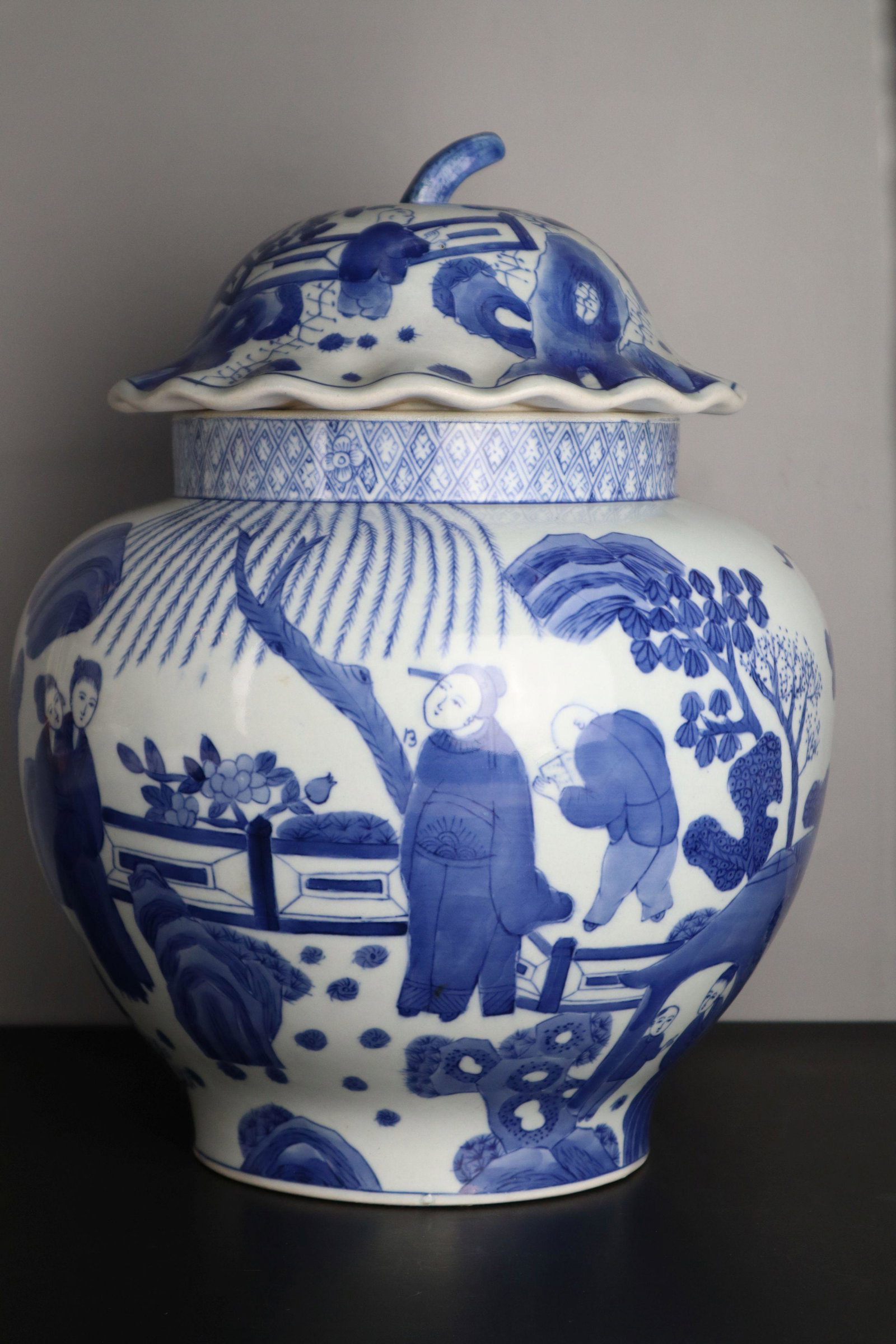 CHINESE BLUE AND WHITE PORCELAIN HAND PAINTED GINGER JAR, WITH LID AND STAND, 4 CHARACTER MARK.: Chinese Blue And White Porcelain Hand Painted Ginger Jar, With Wavy Rim Lid And Stand, 14X12", 11#, 4 Character Mark.