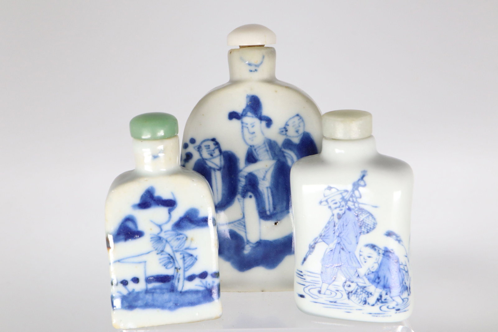 CHINESE BLUE & WHITE PORCELAIN SNUFF BOTTLES, WITH LID AND SPOONS,: Chinese Blue & White Porcelain Snuff Bottles, With Lid And Spoons,