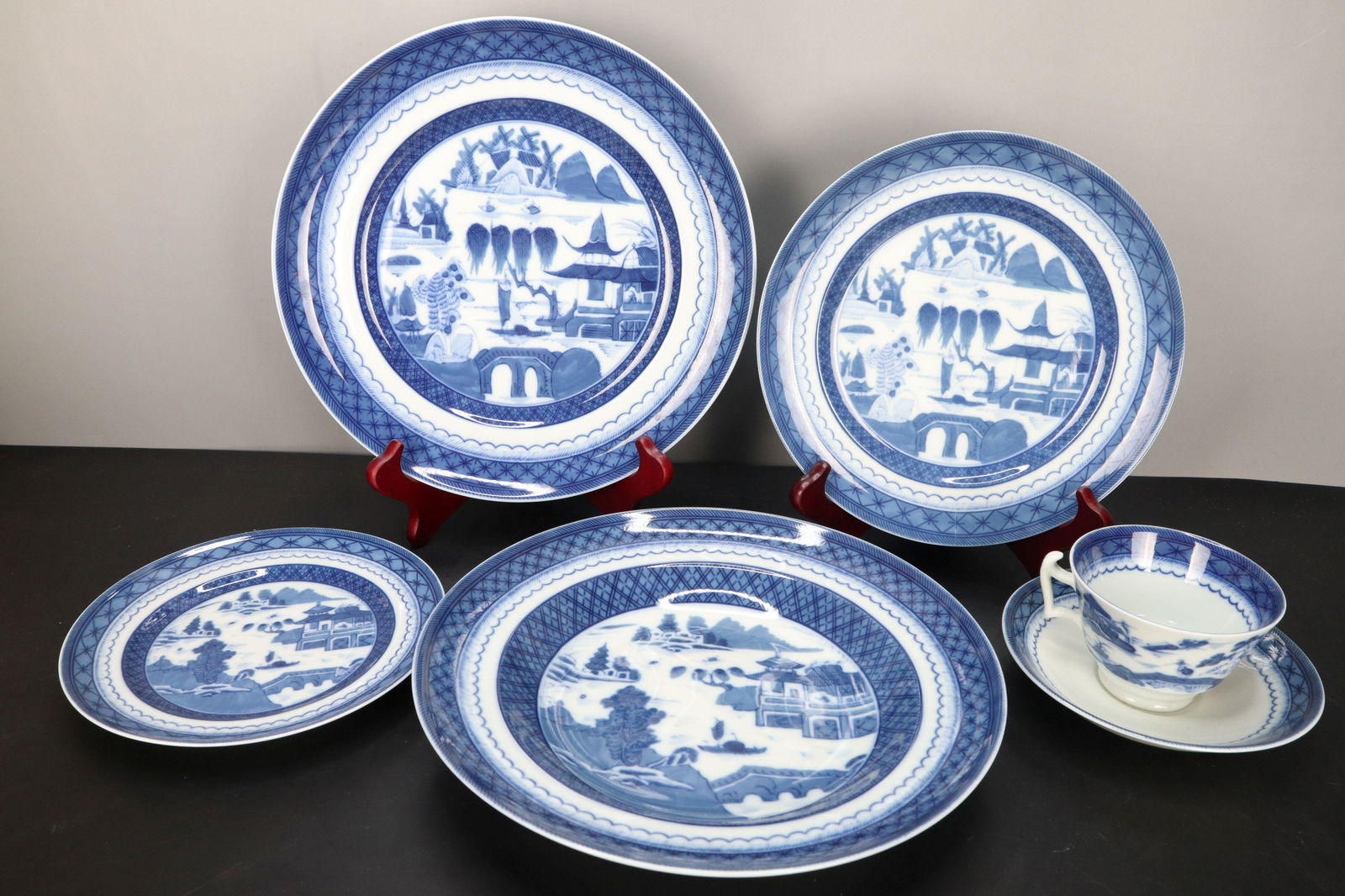 MOTTAHEDEH CANTON CHINESE BLUE AND WHITE PORCELAIN SIX PIECE PLACE SETTING, VISTA ALEGRE PORTUGAL: Mottahedeh Canton Chinese Blue And White Porcelain Six Piece Place Setting, Dinner Plate, Luncheon/Dessert Plate, Bread & Butter/Canape Plate, Low Bowl, Teacup And Saucer, Marked On Bottom, Historic C