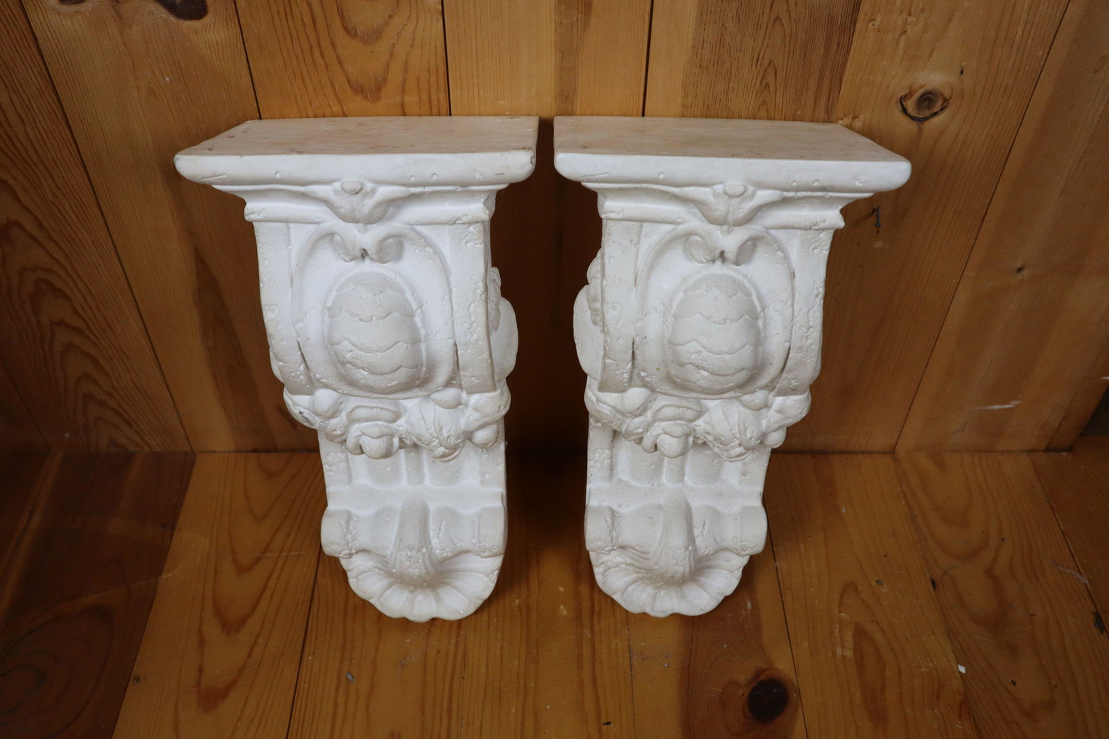 PAIR OF WHITE PLASTER CORBELS WITH FLORAL DESIGN, 7.75X5.375X15.125"H 10#: Pair Of White Plaster Corbels With Floral Design, 7.75X5.375X15.125"H 10#