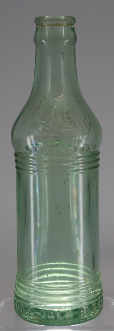GREEN GLASS SODA BOTTLE, COCA COLA BOTTLING CO ON HEEL, LAUREL WREATH ON SHOULDER, FRESNO CA PAT'D: GREEN GLASS SODA BOTTLE, COCA COLA BOTTLING CO ON HEEL, LAUREL WREATH ON SHOULDER, FRESNO CA PAT'D 1922