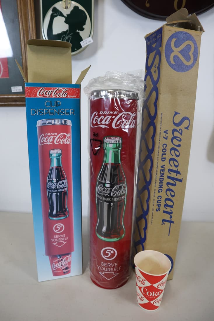 COCA COLA CUP DISPENSER AND SWEETHEART V-7 COLD VENDING CUPS, NEW IN BOXES. (1 of 5)