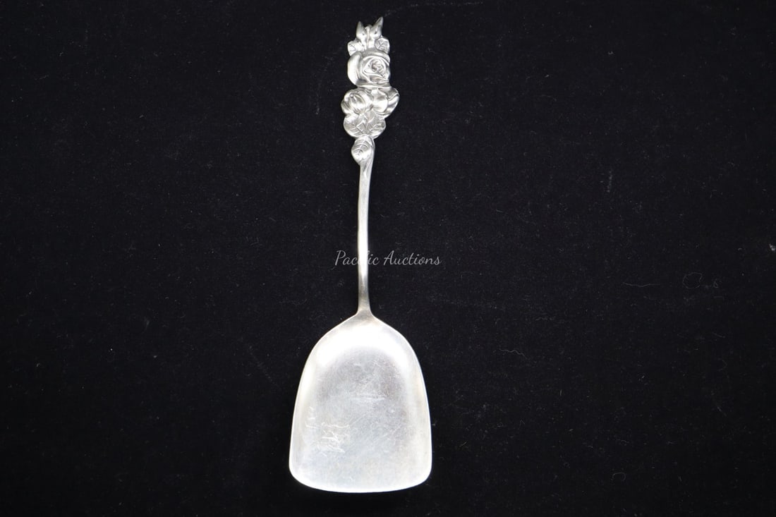 REED & BARTON HARLEQUIN ROSE LEAF SILVER SUGAR NUT SPOON SHOVEL: DESCRIPTION: REED & BARTON HARLEQUIN ROSE LEAF SILVER SUGAR NUT SPOON SHOVEL WEIGHT: CONDITION: Please see photos for condition. Condition is commensurate with age and use. We aim to take additional p