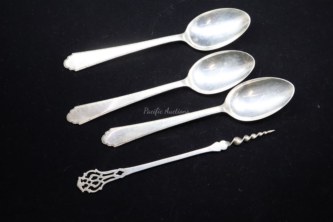 FOUR ROGERS, LUNT & BOWLEN CO. STERLING SILVER SPOONS AND BUTTER PICK, 6" 75 GRAMS: DESCRIPTION: FOUR ROGERS, LUNT & BOWLEN CO. STERLING SILVER SPOONS AND BUTTER PICK, 6" 75 GRAMS WEIGHT: 75 GRAMS CONDITION: Please see photos for condition. Condition is commensurate with age and use.
