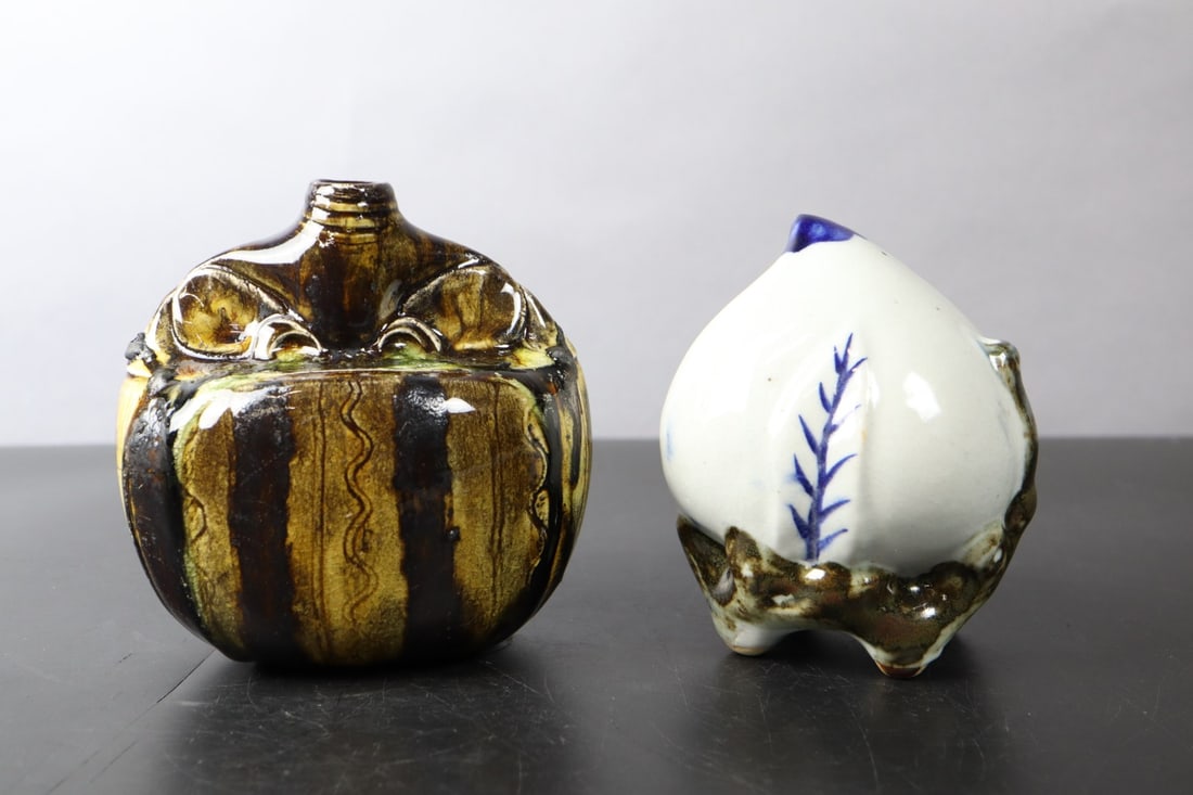 KOREAN PEACH-FORM PORCELAIN WATER DROPPER AND BLACKWARE PINCH POT (1 of 11)