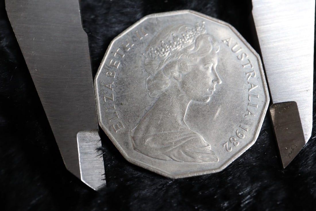 1982 COMMONWEALTH GAMES BRISBANE AUSTRALIA 50C COIN, (1 of 5)