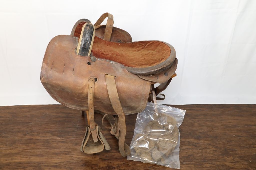 ANTIQUE LADIES LEATHER SIDE SADDLE, MADE BY INFAMOUS J.B. CONGLE PORTLAND, OREGON, VELVET SEAT CUSHI (1 of 15)
