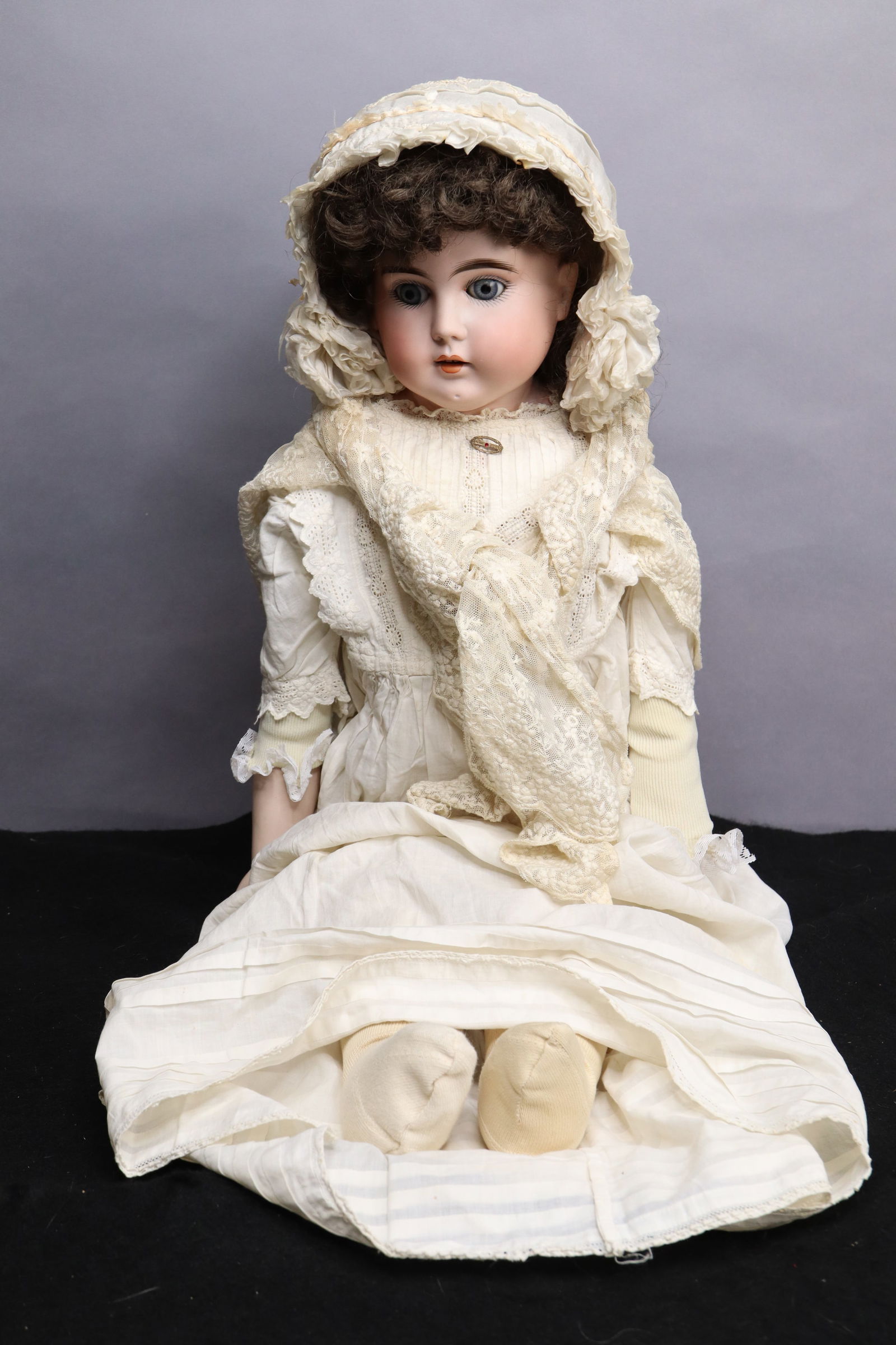 ANTIQUE PORCELAIN GIRL DOLL, BLUE EYES, KID GLOVE LEATHER JOINTED BODY, WEARING LINEN GOWN WITH SLIP (1 of 18)