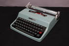 VINTAGE OLIVETTI UNDERWOOD LETTERA 32 GREEN TYPEWRITER WITH CASE