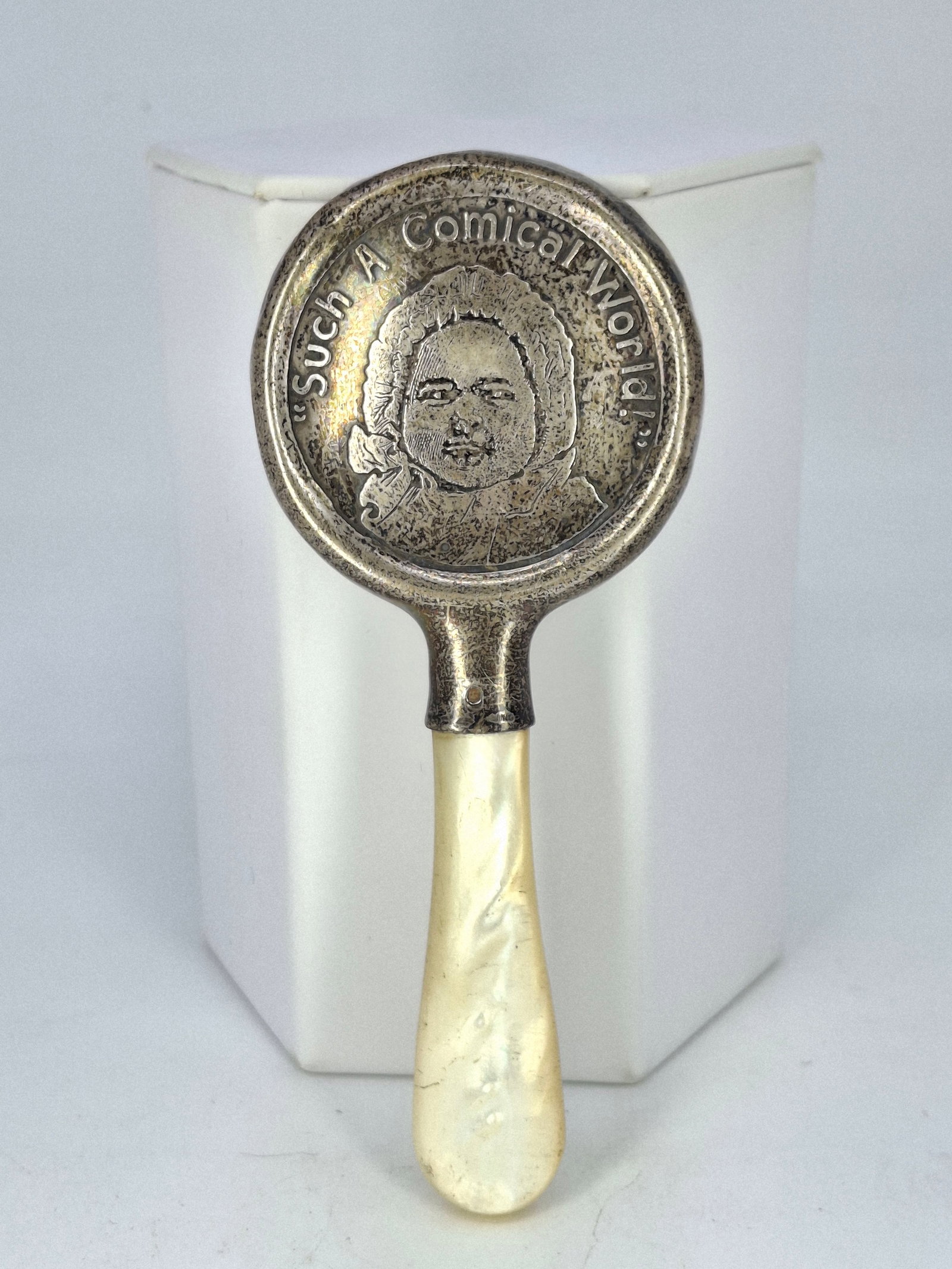 ANTIQUE STERLING SILVER BABY RATTLE 'SUCH A COMICAL WORLD', WITH MOTHER OF PEARL HANDLE, 35.55 G, ST: DESCRIPTION: ANTIQUE STERLING SILVER BABY RATTLE 'SUCH A COMICAL WORLD', WITH MOTHER OF PEARL HANDLE, 35.55 G, STERLING 5. . CONDITION: Please See Photos For Condition. Condition Is Commensurate With 