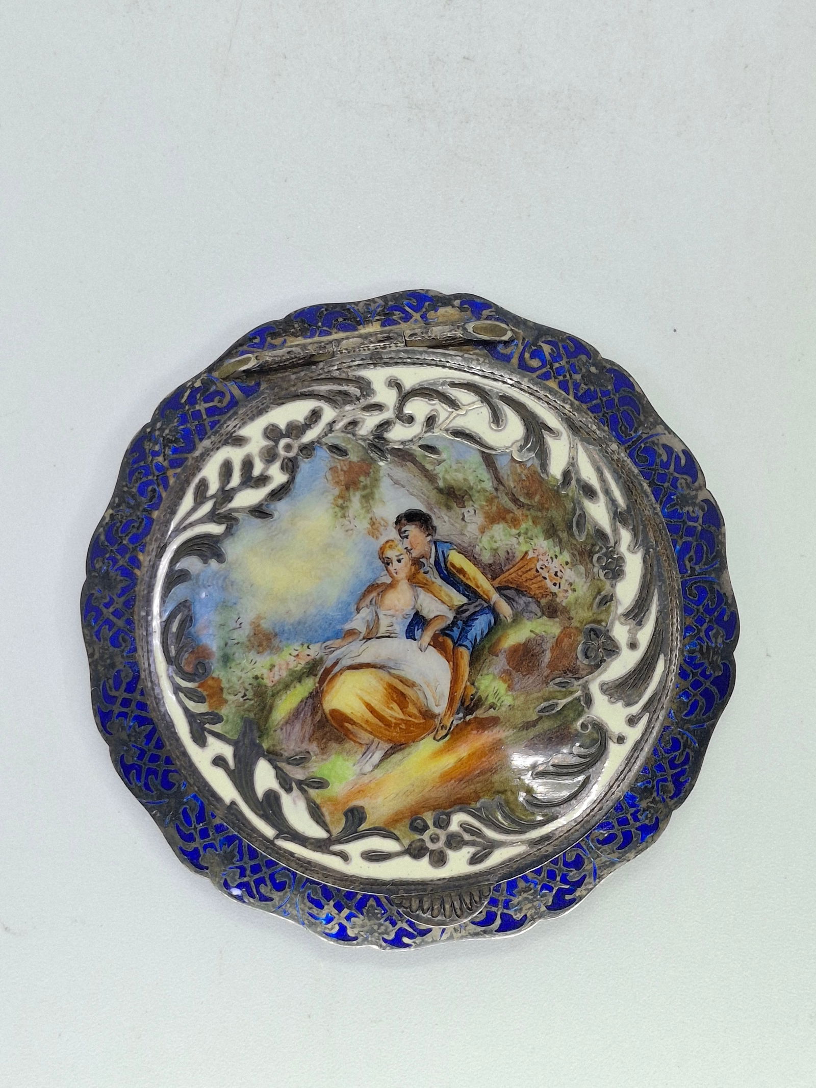 ANTIQUE COMPACT, HAND PAINTED LID, STERLING SILVER AND BLUE ENAMEL, 74.79 G, HAS TURN DIAL FOR POWDE (1 of 4)
