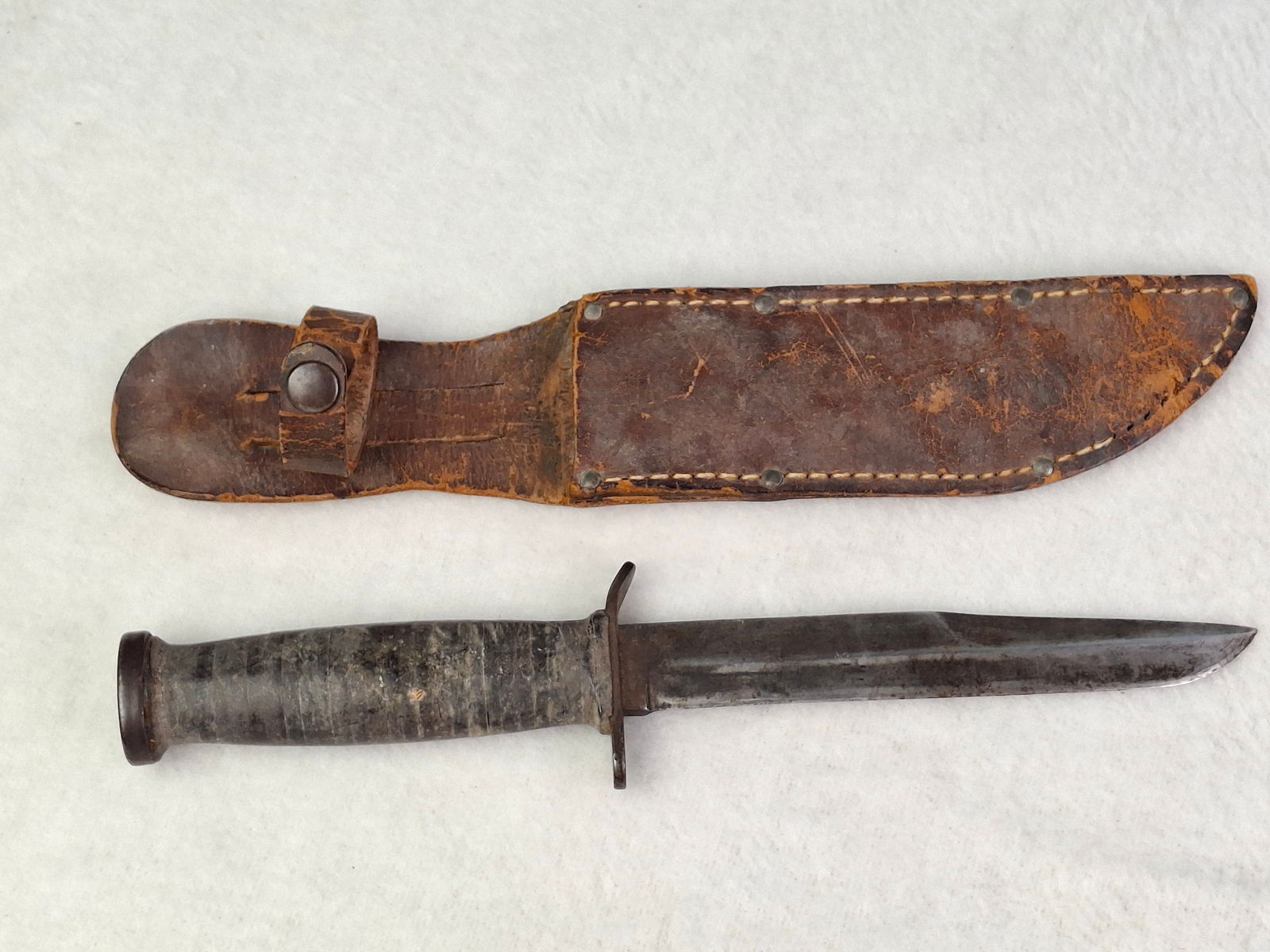 WWII AMERICAN FIGHTING KNIFE, BAYONET BLADE WITH ORIGINAL LEATHER SHEATH, 11.5". (1 of 5)