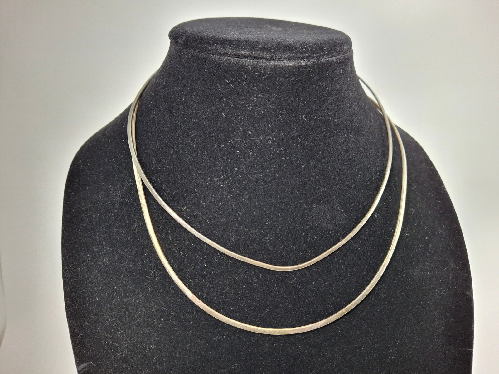 PAIR VINTAGE FLAT MEXICAN SILVER COLLAR NECKLACES, 24.65 GR., MARKED MEXICO 925.: DESCRIPTION: PAIR VINTAGE FLAT MEXICAN SILVER COLLAR NECKLACES, 24.65 GR., MARKED MEXICO 925.. CONDITION: Please See Photos For Condition. Condition Is Commensurate With Age And Use. We Aim To Take Ad