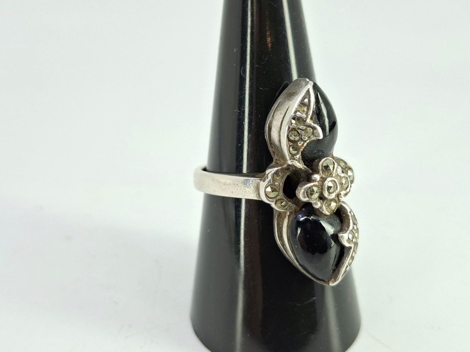 LONG ONYX RING, ART DECO SILVER AND MARCASITE, SIZE 8.5: DESCRIPTION: LONG ONYX RING, ART DECO SILVER AND MARCASITE, SIZE 8.5. CONDITION: Please See Photos For Condition. Condition Is Commensurate With Age And Use. We Aim To Take Additional Photos Of Any No