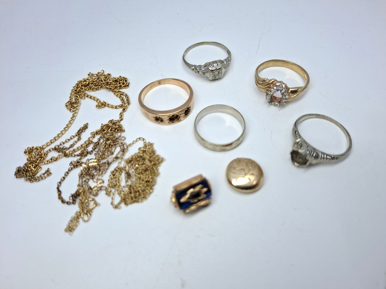 ASSORTED GOLD PIECES AND SCRAP, 10K 19.00 GR.: DESCRIPTION: ASSORTED GOLD PIECES AND SCRAP, 10K 19.00 GR. . CONDITION: Please See Photos For Condition. Condition Is Commensurate With Age And Use. We Aim To Take Additional Photos Of Any Noticeable