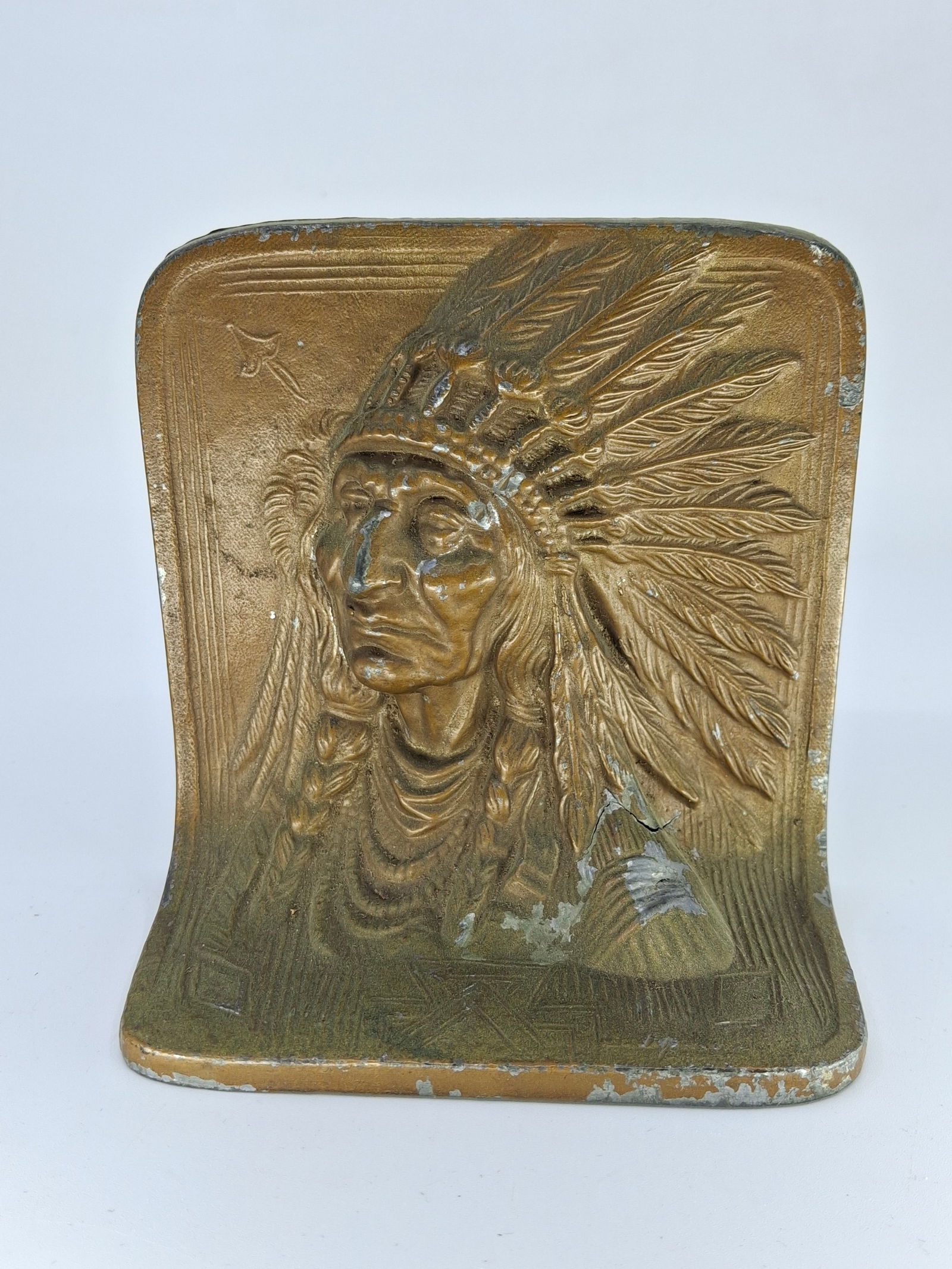 VINTAGE CAST METAL NATIVE INDIAN CHIEF BOOKEND: DESCRIPTION: VINTAGE CAST METAL NATIVE INDIAN CHIEF BOOKEND. CONDITION: Please See Photos For Condition. Condition Is Commensurate With Age And Use. We Aim To Take Additional Photos Of Any Noticeable