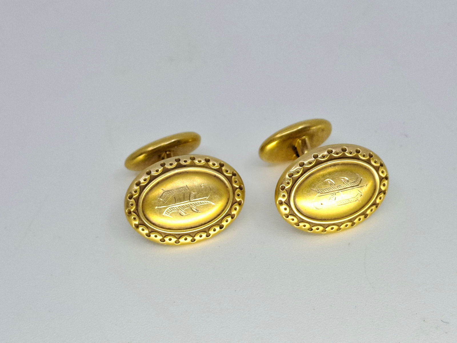 14K GOLD CUFFLINKS "P", 4.21 G: DESCRIPTION: 14K GOLD CUFFLINKS "P", 4.21 G. CONDITION: Please See Photos For Condition. Condition Is Commensurate With Age And Use. We Aim To Take Additional Photos Of Any Noticeable Damage Or Defect