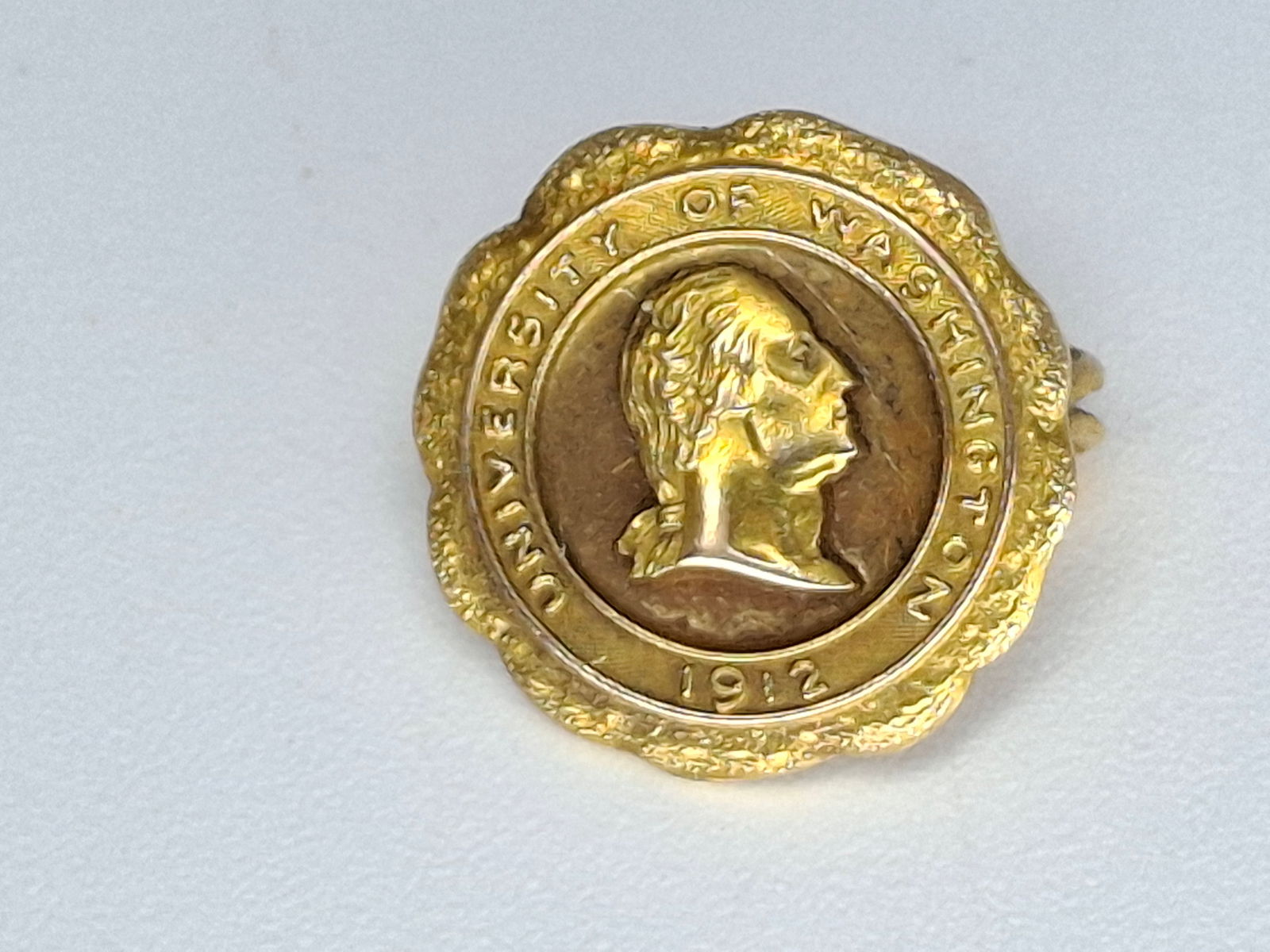 14K GOLD 1912 UNIVERSITY OF WASHINGTON PIN, 2.09 G: DESCRIPTION: 14K GOLD 1912 UNIVERSITY OF WASHINGTON PIN, 2.09 G. CONDITION: Please See Photos For Condition. Condition Is Commensurate With Age And Use. We Aim To Take Additional Photos Of Any Noticea