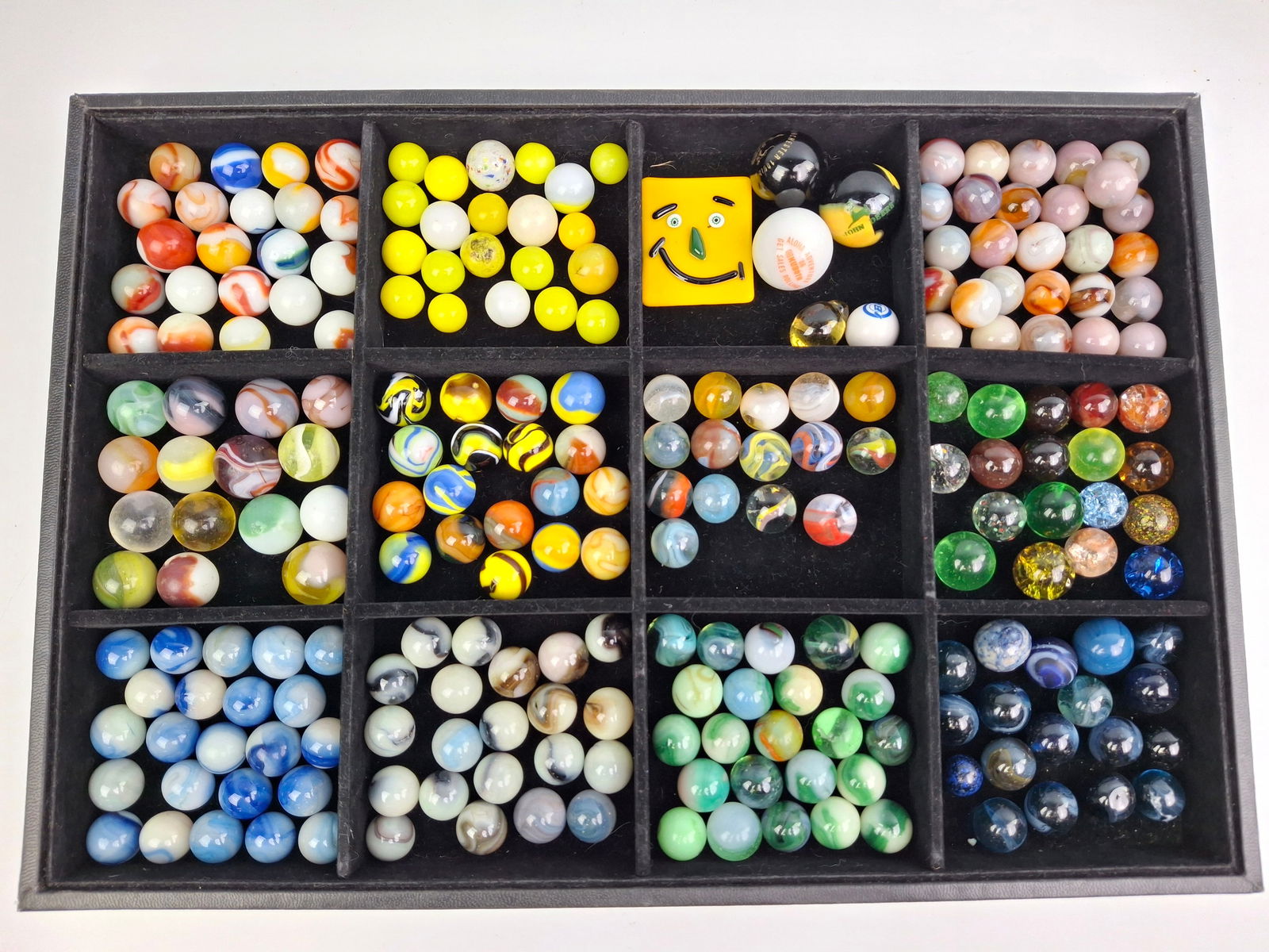 LARGE GROUP OF SMALL MARBLES, INCLUDING ADVERTISING MARBLES, MANY GLOW IN THE DARK: DESCRIPTION: LARGE GROUP OF SMALL MARBLES, INCLUDING ADVERTISING MARBLES, MANY GLOW IN THE DARK. CONDITION: Please See Photos For Condition. Condition Is Commensurate With Age And Use. We Aim To Take