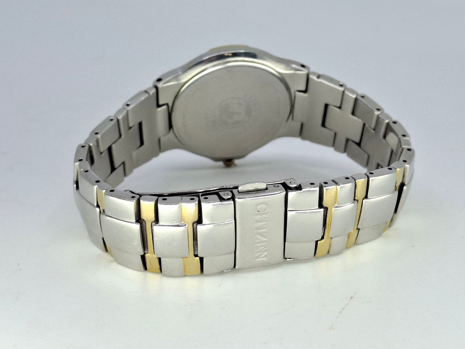 CITIZEN ECO DRIVE CALENDAR WRIST WATCH: DESCRIPTION: CITIZEN ECO DRIVE CALENDAR WRIST WATCH . CONDITION: Please See Photos For Condition. Condition Is Commensurate With Age And Use. We Aim To Take Additional Photos Of Any Noticeable Damage