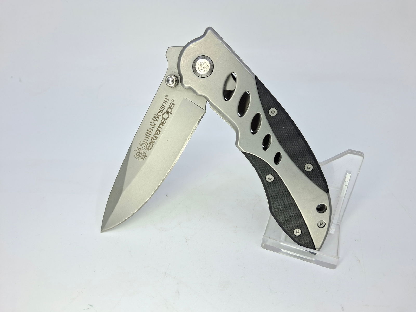 SMITH & WESSON EXTREME OPS POCKET KNIFE, SILVER STEEL AND BLACK, APPROX 3.5" (1 of 5)