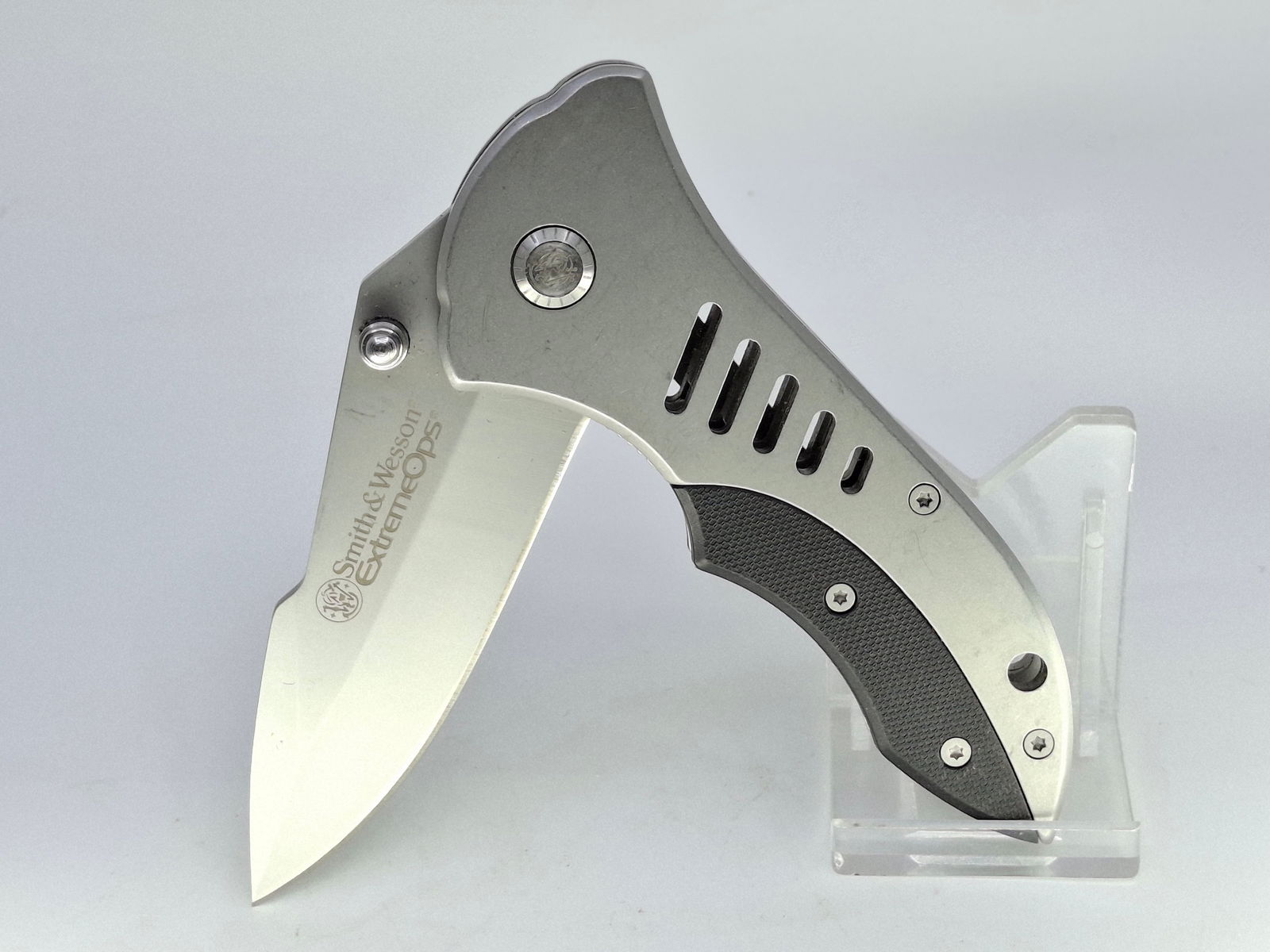 SMITH & WESSON EXTREME OPS POCKET KNIFE, SILVER STEEL AND BLACK, APPROX 4.5" (1 of 5)