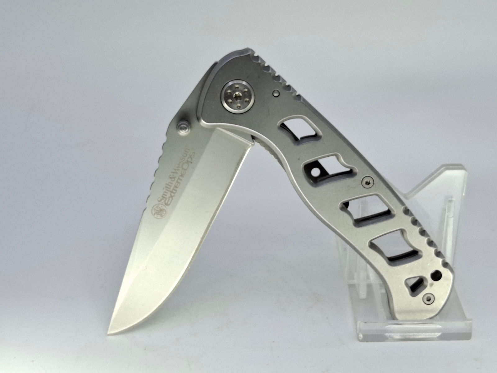 SMITH & WESSON EXTREME OPS POCKET KNIFE, ALL STEEL, APPROX 4.5" (1 of 5)