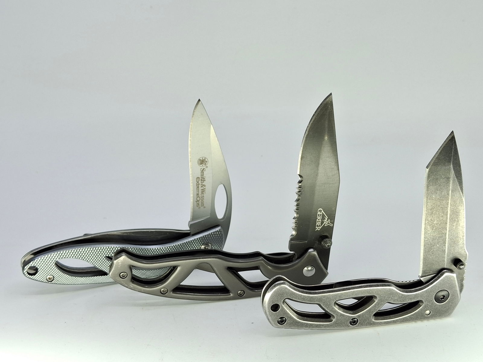 THREE SKELETON HANDLE FOLDING KNIVES, SMITH & WESSON EXTREME OPS, GERBER, SMITH & WESSON EXTREME OPS (1 of 4)