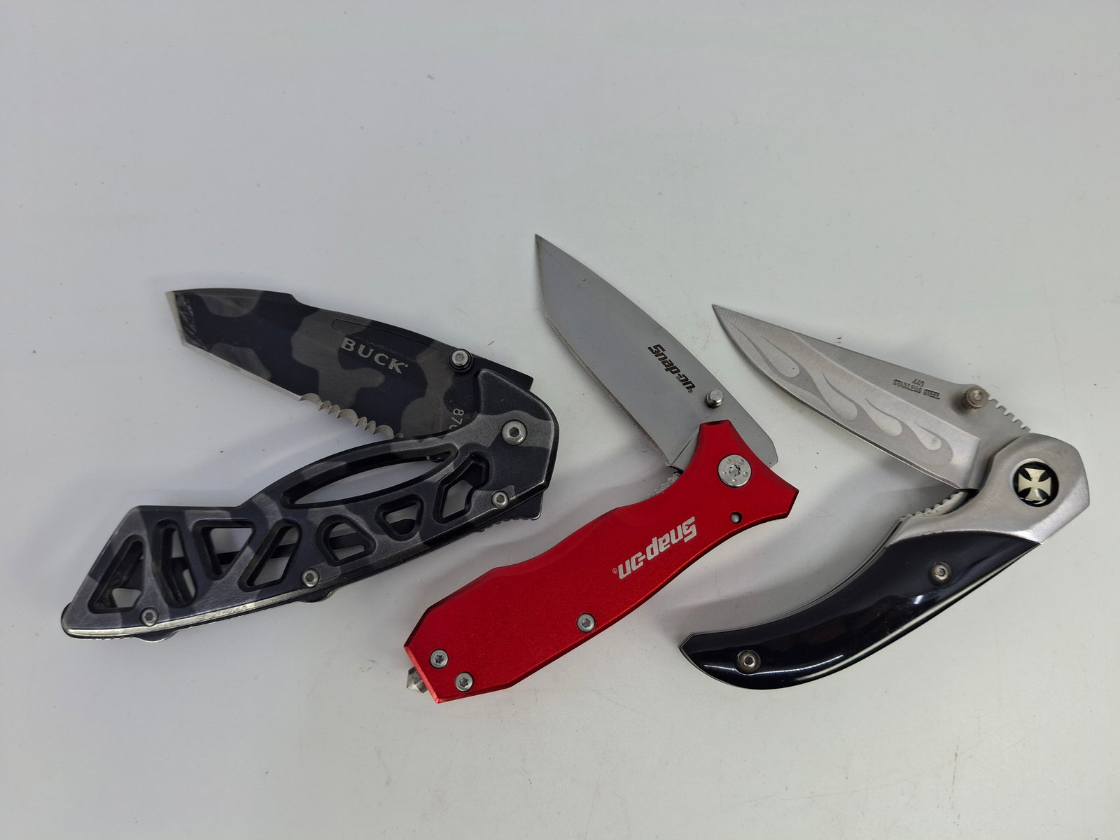 3) POCKET KNIVES; BUCK 870, SNAP-ON TANTO, AND 440 STAINLESS STEEL.: DESCRIPTION: 3) POCKET KNIVES; BUCK 870, SNAP-ON TANTO, AND 440 STAINLESS STEEL.. CONDITION: Please See Photos For Condition. Condition Is Commensurate With Age And Use. We Aim To Take Additional Phot