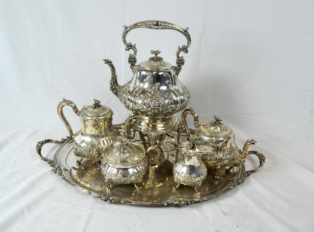 Coffe & tea silver plated Elkington set.: Juego para servir té y café en metal plateado Elkington inglés decorado "caras y flores", con iniciales "J.P.M." compuesto por samovar, tetera, cafetera, azucarera con tapa, lechera y b