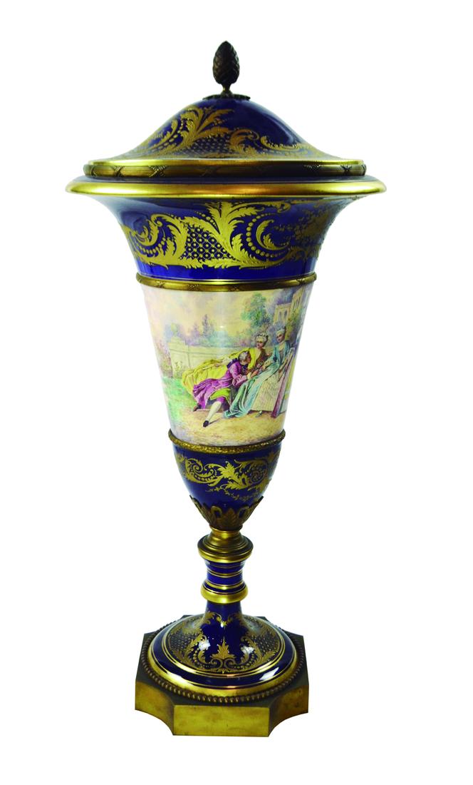 Sevres porcelain vase.: Potiche en porcelana de Sèvres azul cobalto con detalles en oro, base y monturas en bronce cincelado estilo Luis XVI y "escena galante" pintada a mano. Pequeña cascadura en la base y tapa restaurada