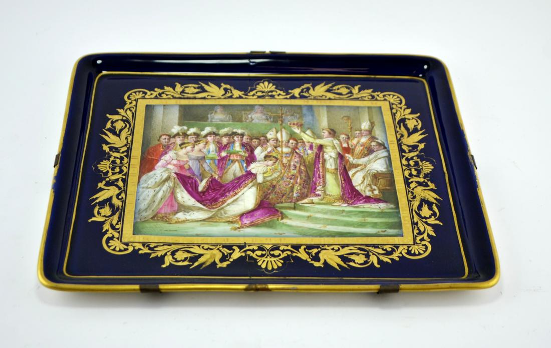 Sevres porcelain tray.: Bandeja rectangular en porcelana de Sèvres azul cobalto con escena central "coronación de Napoleón" pintada a mano. Medidas: largo 27.5 cm - ancho 31 cm. Fisurada