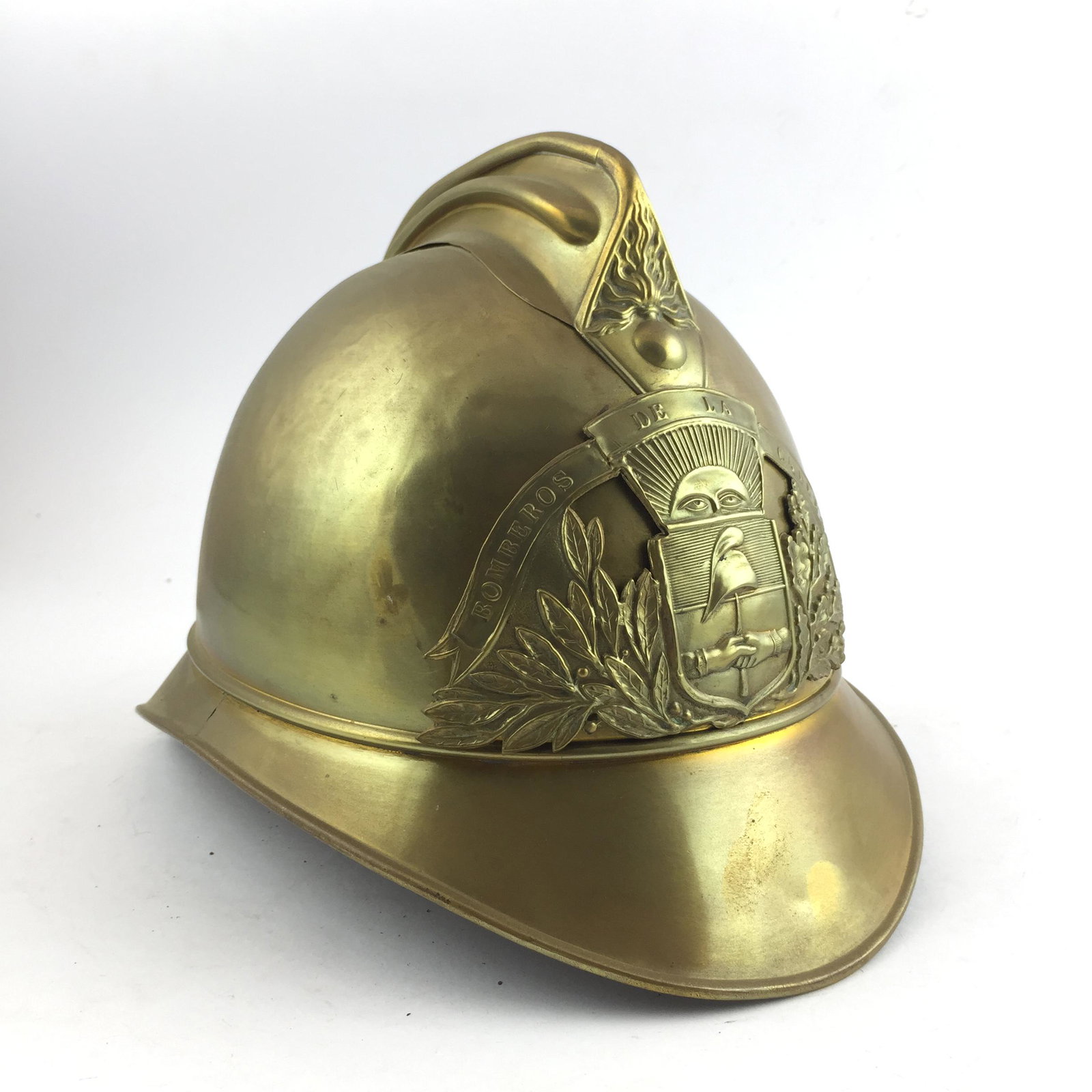 Argentinian firefighter helmet from Buenos Aires.: Casco de bombero argentino de Buenos Aires, en bronce. Cresta e insignia frontal. Interior incompleto.